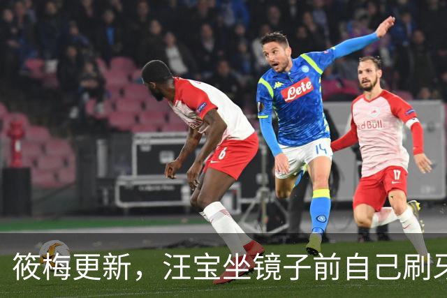 筱梅更新，汪宝坐镜子前自己刷牙，模样可爱又喜庆！太招人稀罕了